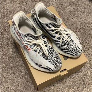 YEEZY 350 ZEBRAS SIZE 7